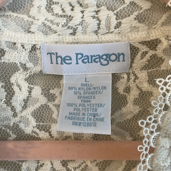 Gorgeous lace top - Picture 3 of 4